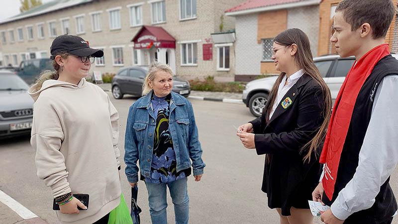 Улыбки климовичских мам ловили активисты БРСМ на улицах города