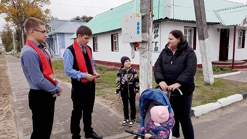 Улыбки климовичских мам ловили активисты БРСМ на улицах города
