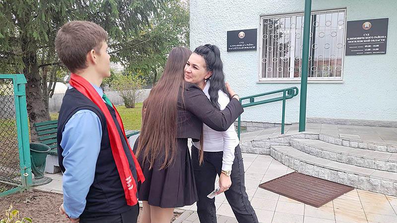 Улыбки климовичских мам ловили активисты БРСМ на улицах города