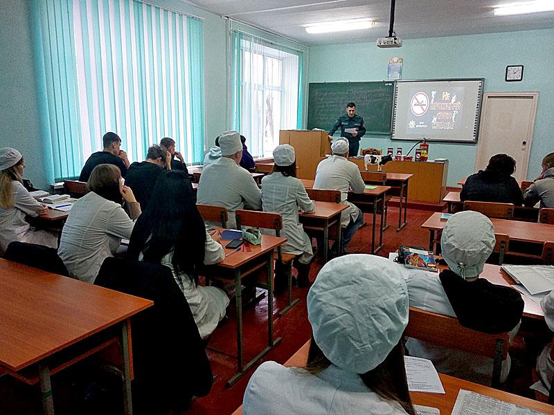 Климовичские спасатели говорили о безопасности с учащимися колледжа