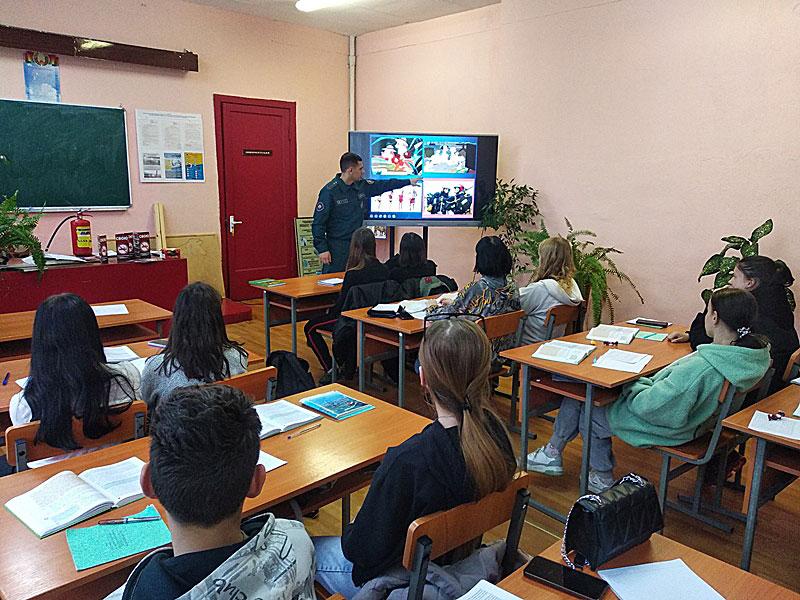 Климовичские спасатели говорили о безопасности с учащимися колледжа