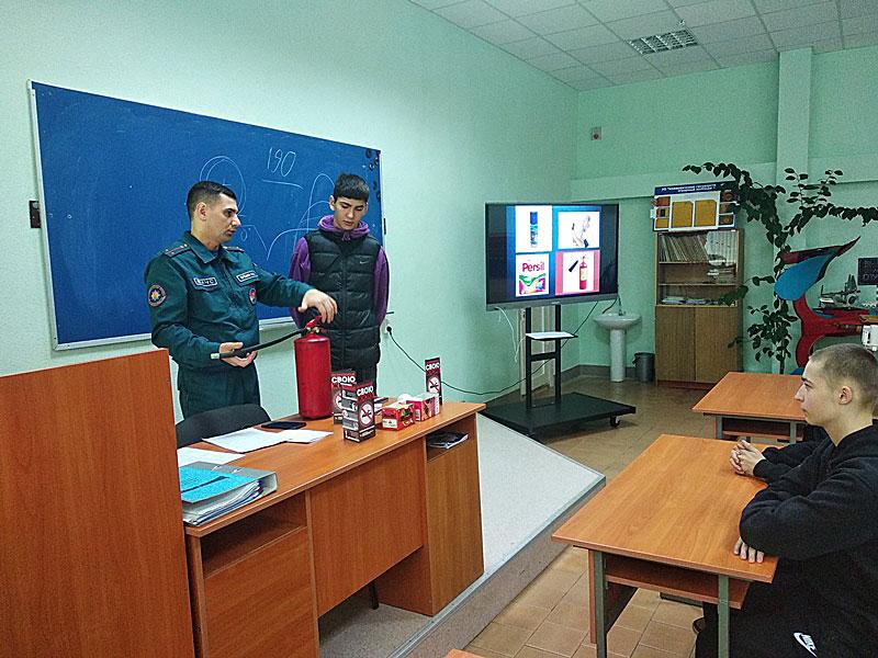 Климовичские спасатели говорили о безопасности с учащимися колледжа