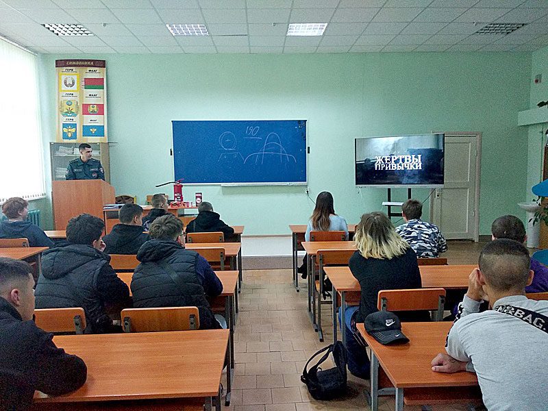 Климовичские спасатели говорили о безопасности с учащимися колледжа
