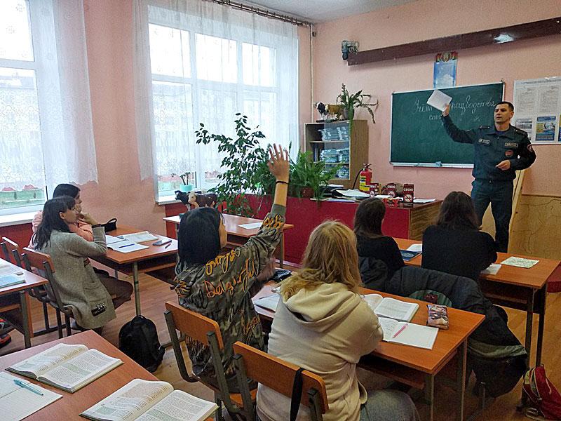 Климовичские спасатели говорили о безопасности с учащимися колледжа