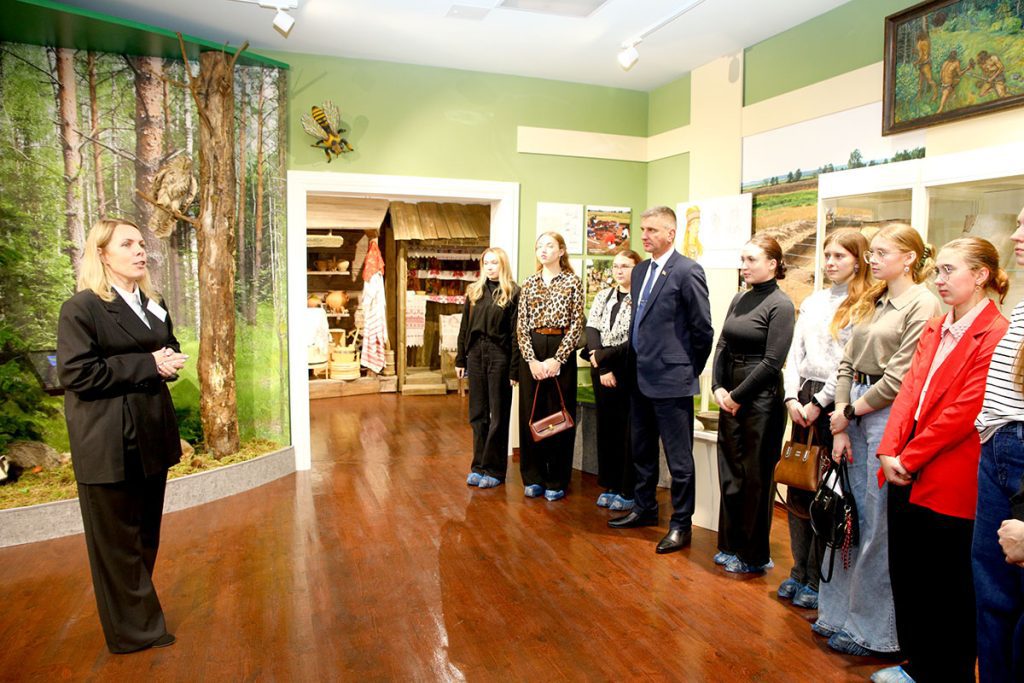 Глава района Виктор Пугач встретился с молодыми специалистами Климовщины