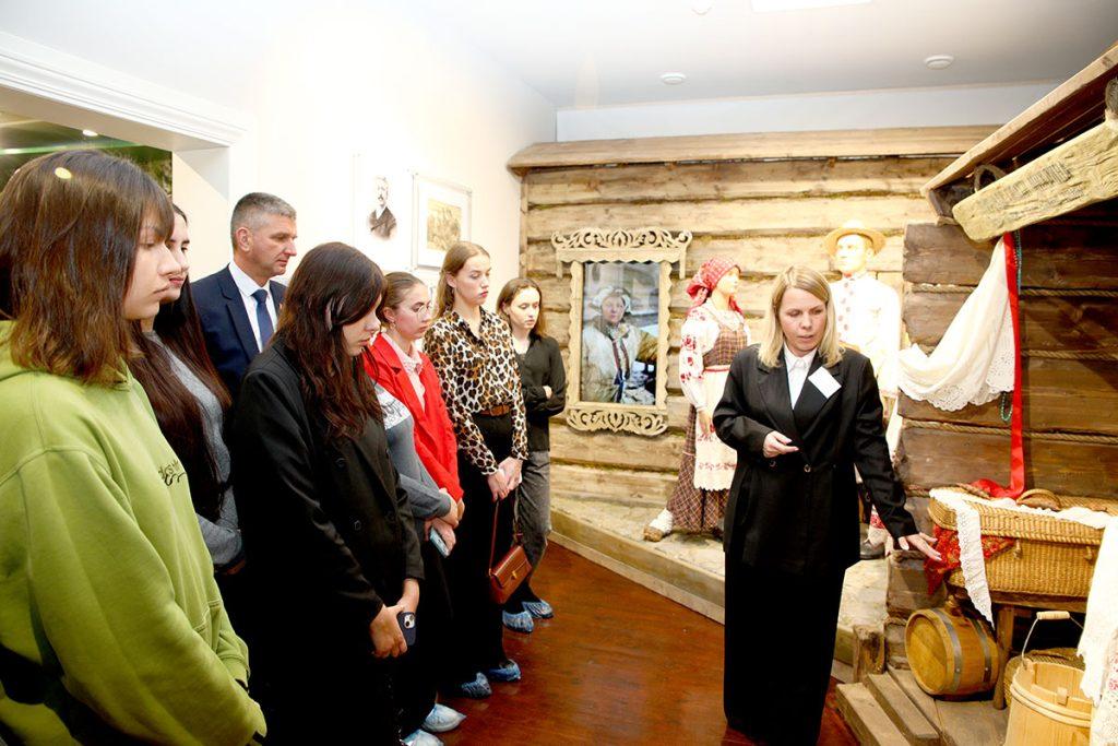 Глава района Виктор Пугач встретился с молодыми специалистами Климовщины