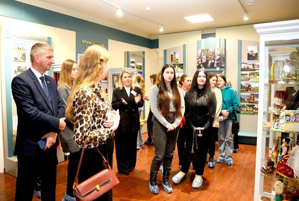 Глава района Виктор Пугач встретился с молодыми специалистами Климовщины