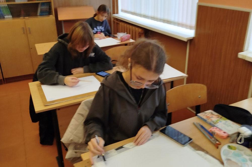 Пленэр-конкурс «Как прекрасен этот мир» собрал 50 юных художников из Беларуси, Узбекистана и Азербайджана на «Золотой пчелке»