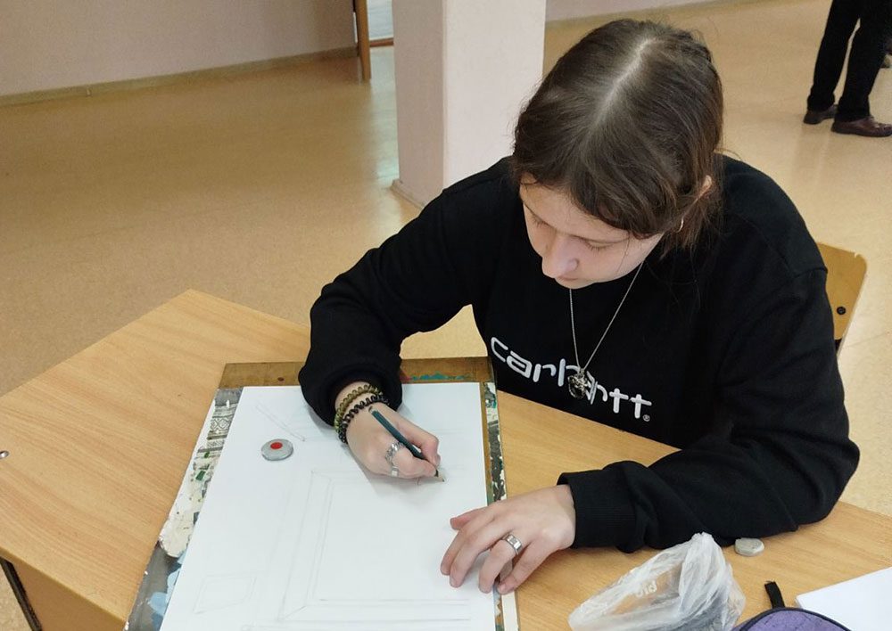 Пленэр-конкурс «Как прекрасен этот мир» собрал 50 юных художников из Беларуси, Узбекистана и Азербайджана на «Золотой пчелке»