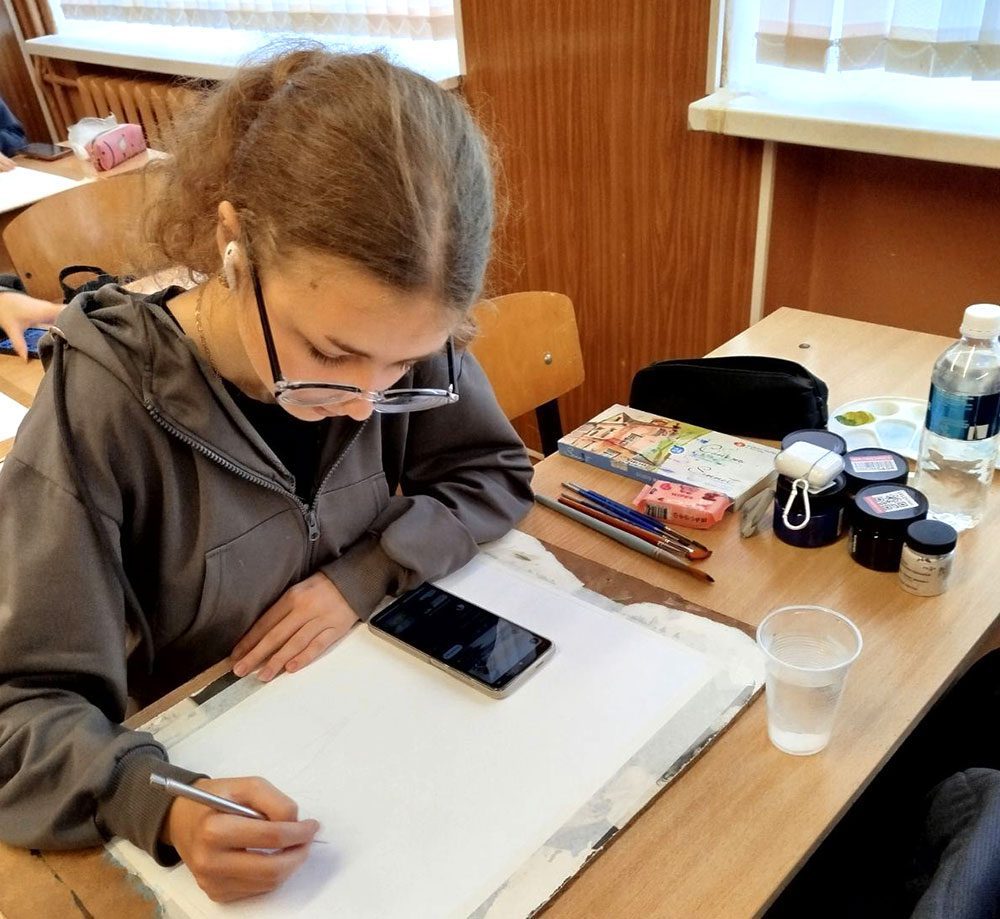 Пленэр-конкурс «Как прекрасен этот мир» собрал 50 юных художников из Беларуси, Узбекистана и Азербайджана на «Золотой пчелке»