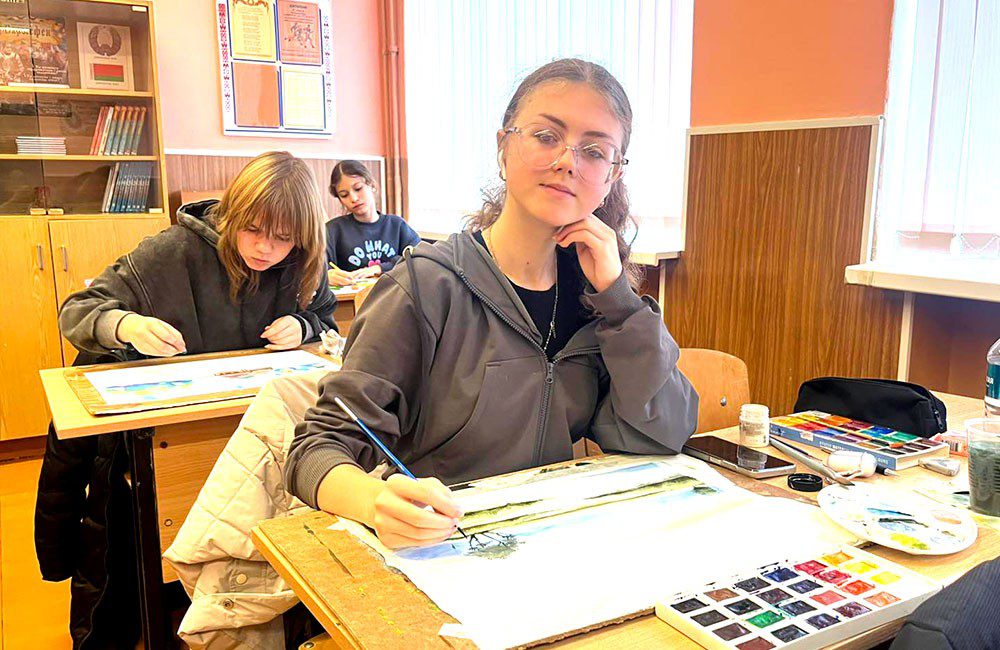 Пленэр-конкурс «Как прекрасен этот мир» собрал 50 юных художников из Беларуси, Узбекистана и Азербайджана на «Золотой пчелке»