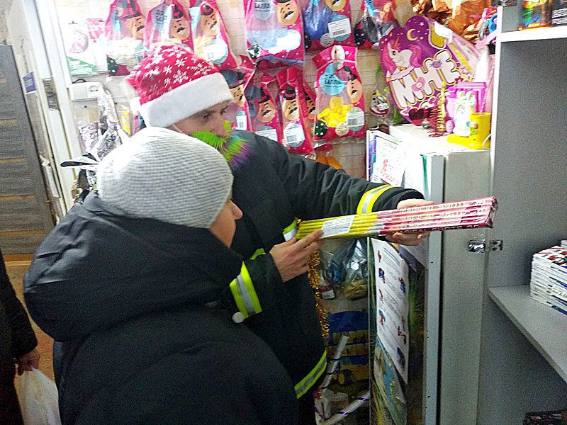Спасатели в образе Деда Мороза учат климовчан безопасно встречать Новый год