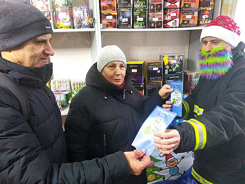 Спасатели в образе Деда Мороза учат климовчан безопасно встречать Новый год