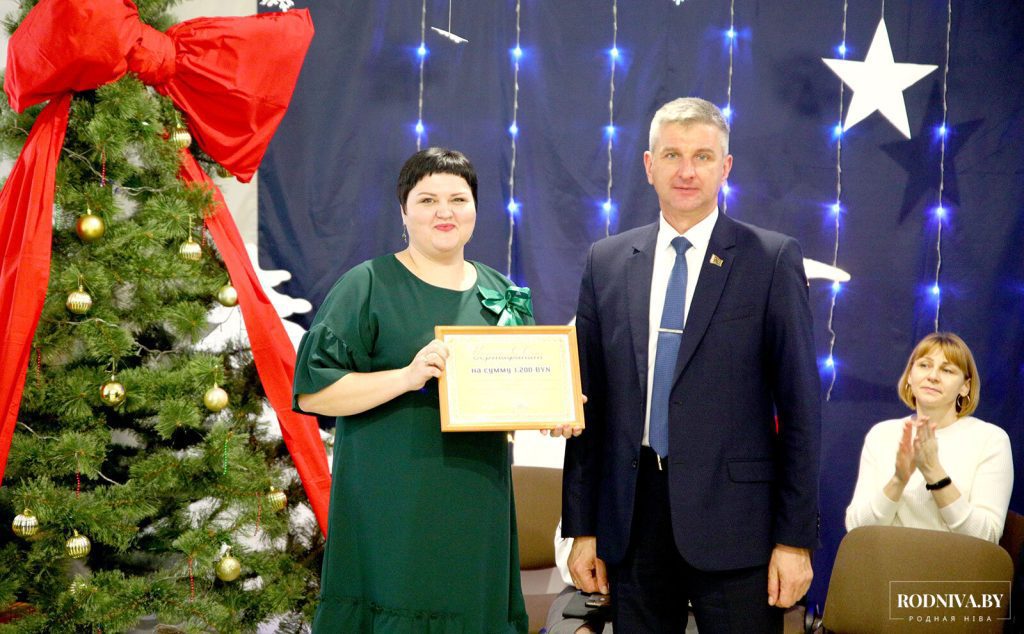 Руководство Климовичского района поздравило ребят с наступающим новогодним праздником