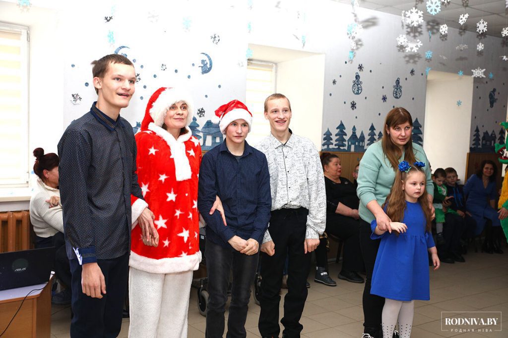 Руководство Климовичского района поздравило ребят с наступающим новогодним праздником