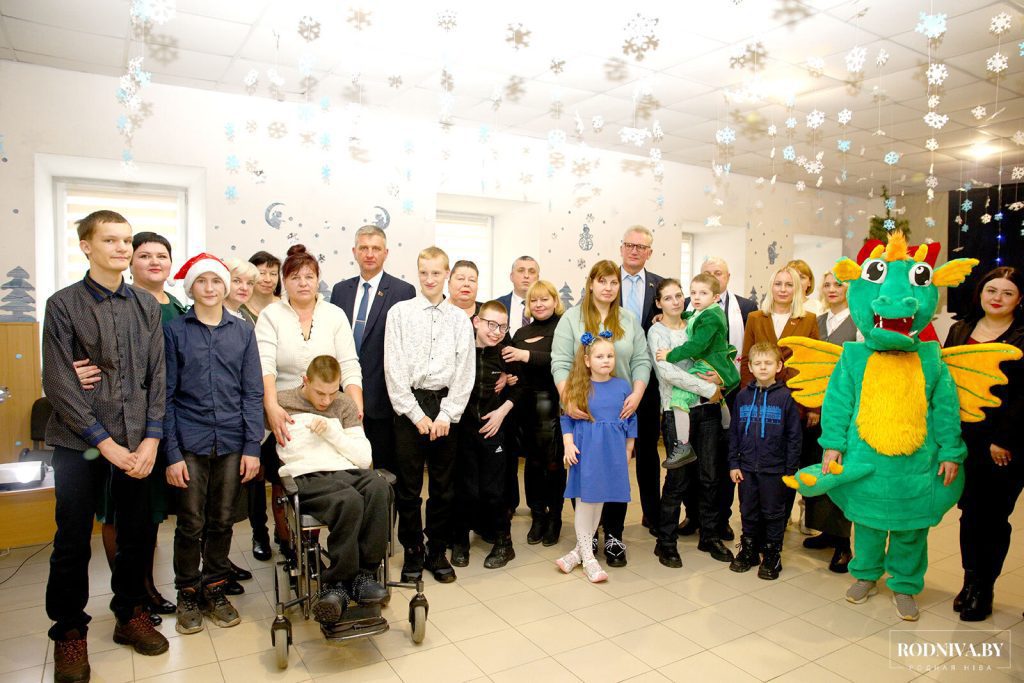 Руководство Климовичского района поздравило ребят с наступающим новогодним праздником