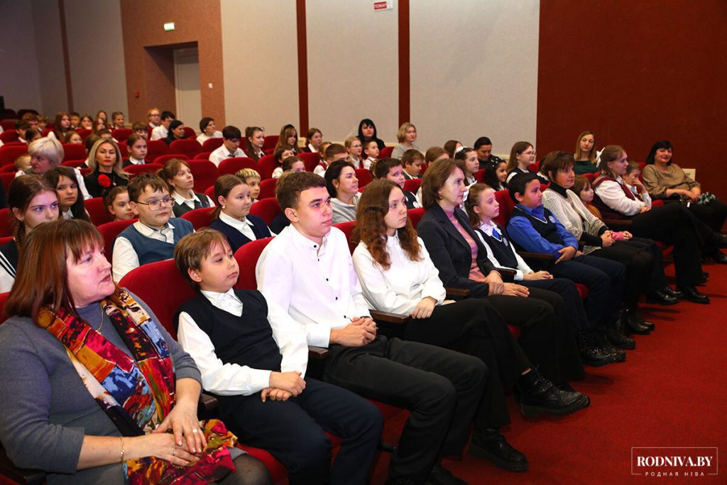 Руководство Климовичского района поздравило ребят с наступающим новогодним праздником