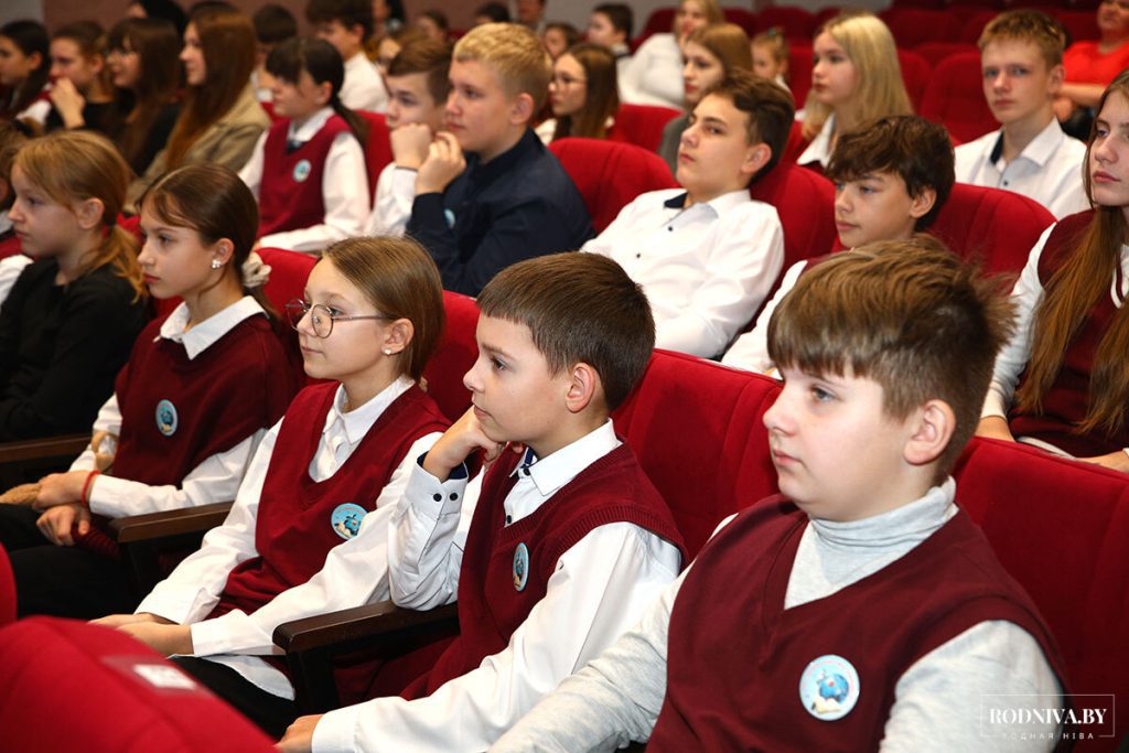 Руководство Климовичского района поздравило ребят с наступающим новогодним праздником