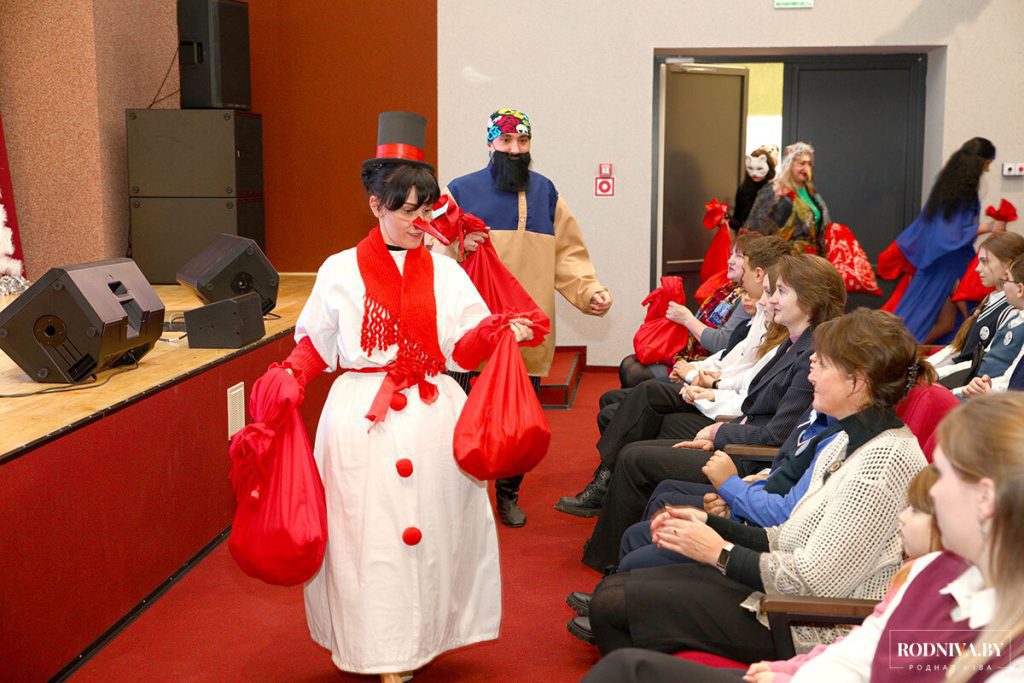 Руководство Климовичского района поздравило ребят с наступающим новогодним праздником