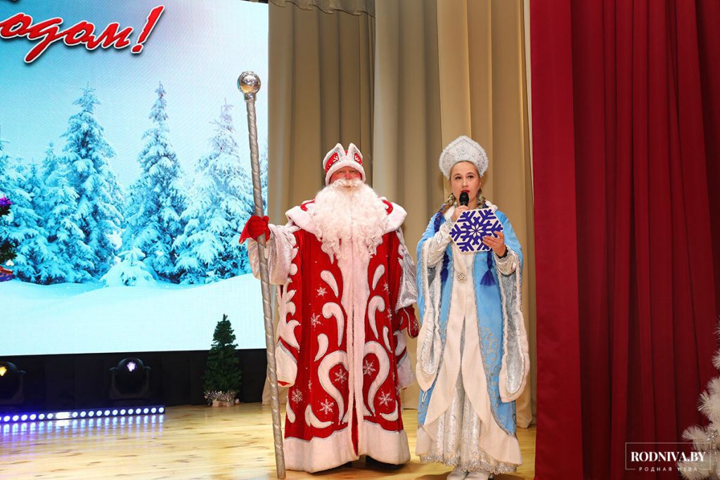 Руководство Климовичского района поздравило ребят с наступающим новогодним праздником