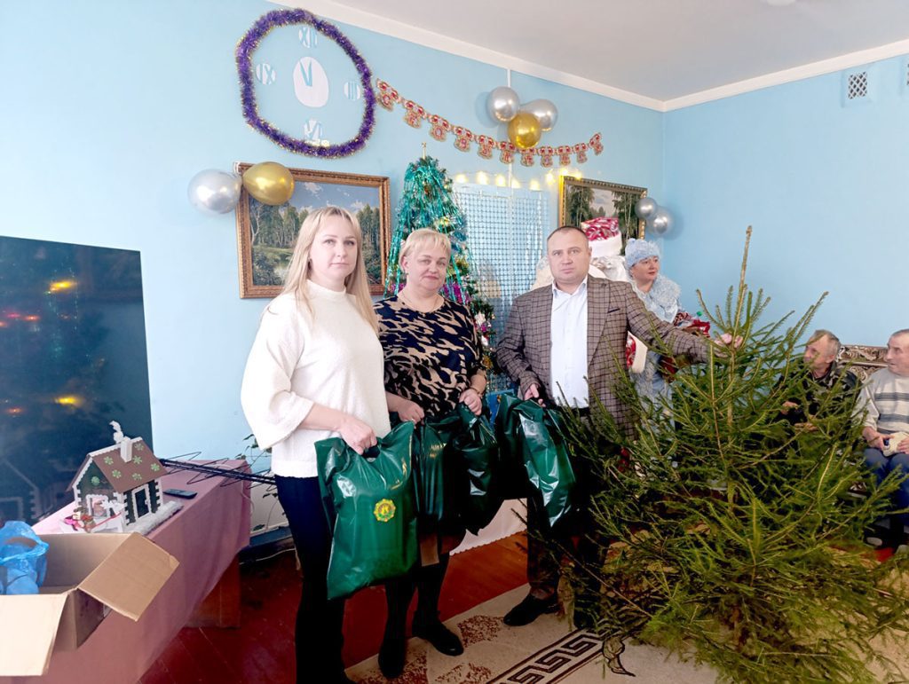 Пожилых климовчан окружили вниманием и заботой