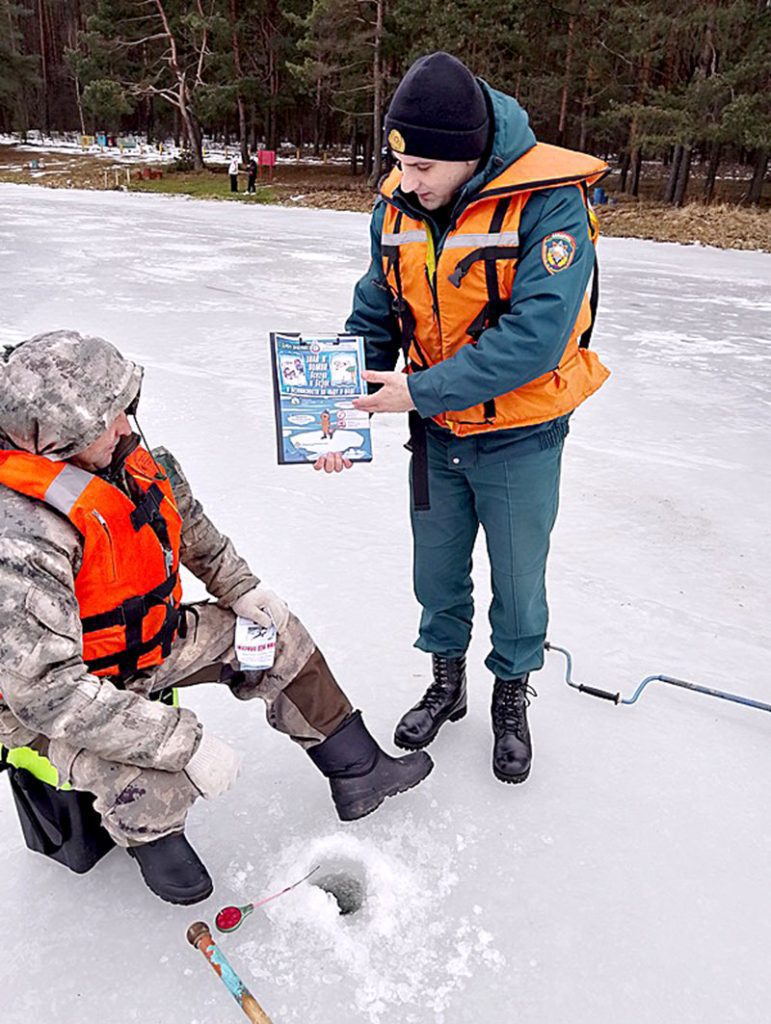 На водоемах Климовичского района спасатели провели совместный рейд для повышения безопасности зимней рыбалки
