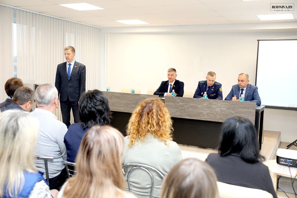 Председатель райисполкома Виктор Пугач встретился с тружениками ОАО «Климовичский ЛВЗ»