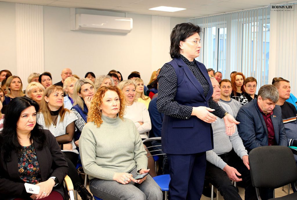 Председатель райисполкома Виктор Пугач встретился с тружениками ОАО «Климовичский ЛВЗ»