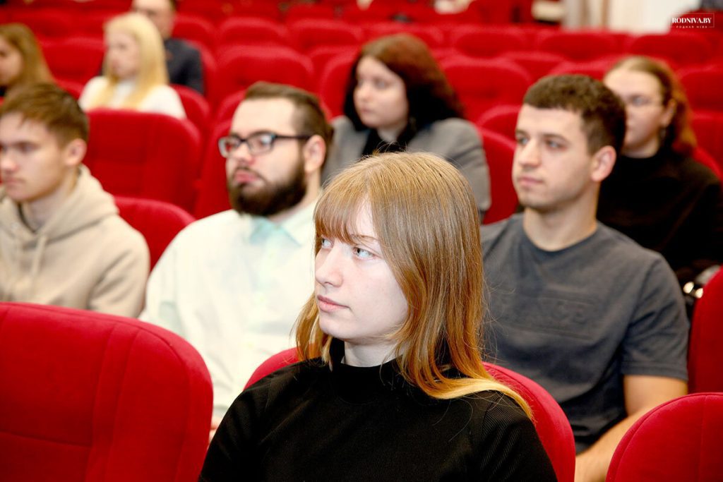 Председатель Климовичского райисполкома Виктор Пугач встретился с молодежью района