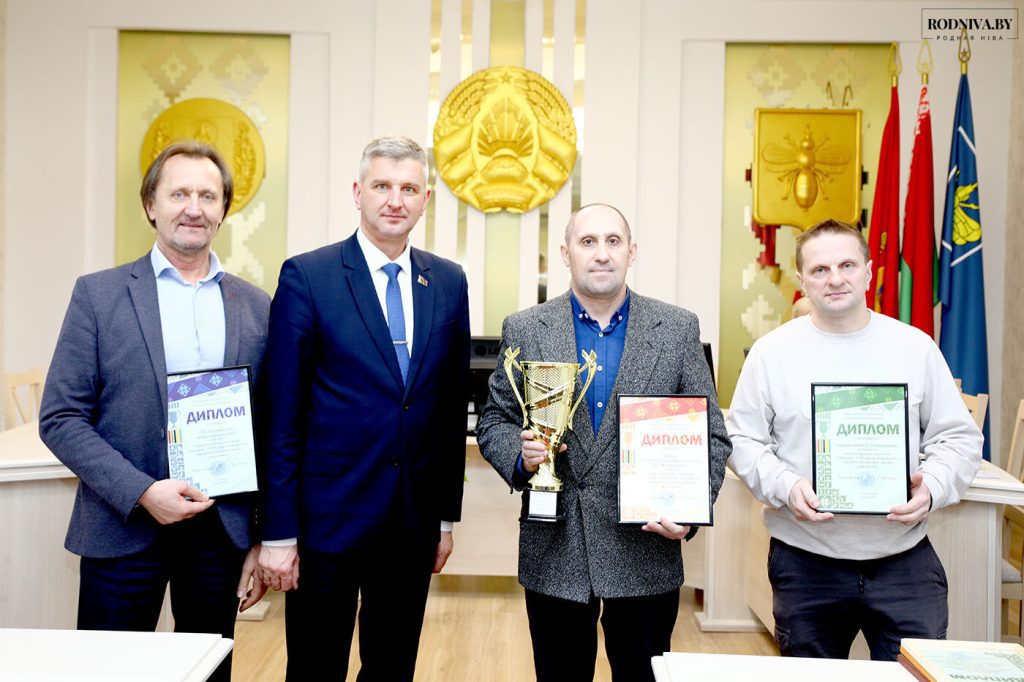 Председатель Климовичского райисполкома Виктор Пугач наградил лучших спортсменов района