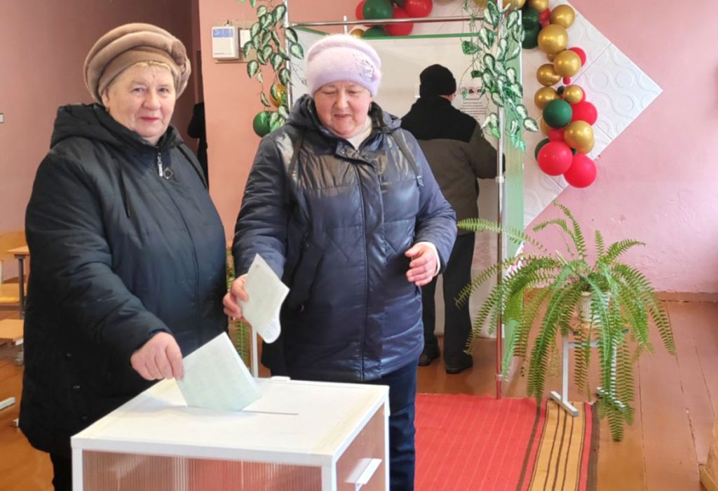 На Родненском участке для голосования № 17 сельчан порадовали концертом