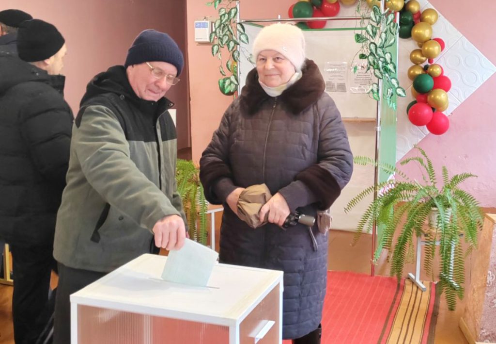 На Родненском участке для голосования № 17 сельчан порадовали концертом