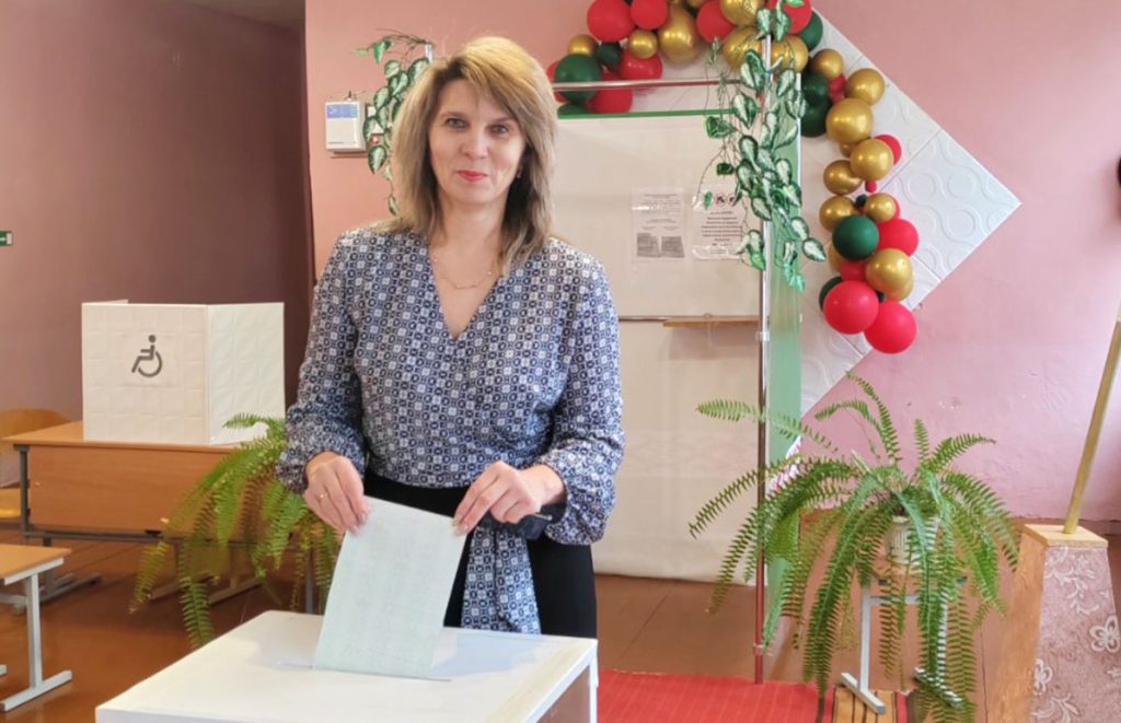 На Родненском участке для голосования № 17 сельчан порадовали концертом