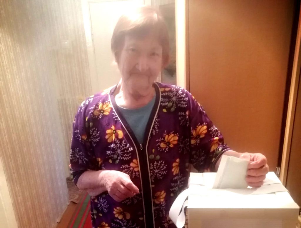 ФОТОФАКТ: Для избирателей Климовичского участка № 1 организовали голосование на дому