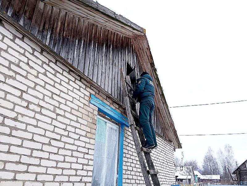 Климовичские спасатели работают в жилом секторе