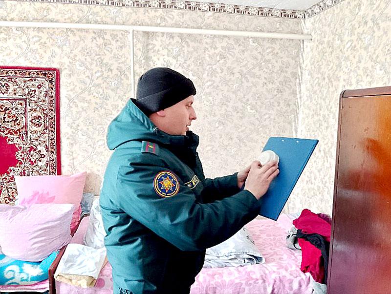 Климовичские спасатели работают в жилом секторе