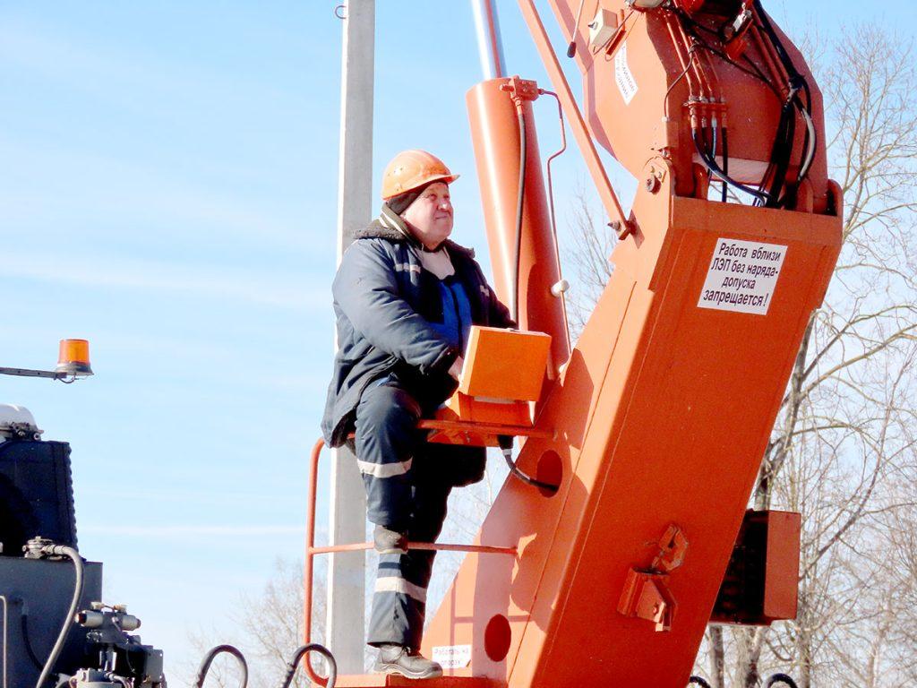 УКП «Коммунальник» в рамках благоустройства Климовичей удаляет опасные деревья