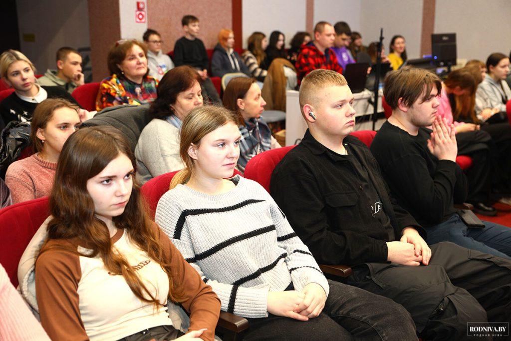 ФОТОФАКТ: Студенческий отряд «Сияние» дал концерт для климовчан