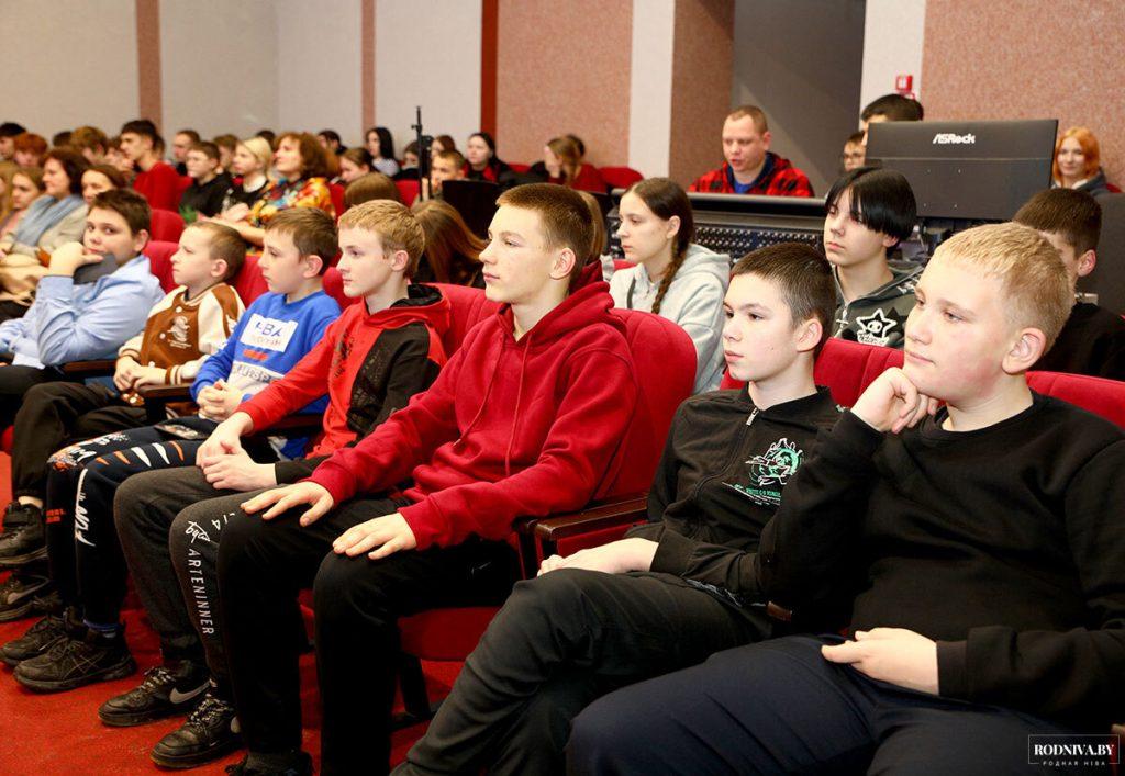 ФОТОФАКТ: Студенческий отряд «Сияние» дал концерт для климовчан