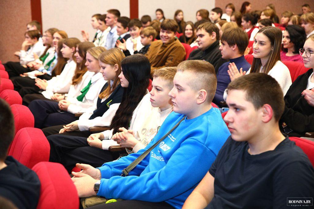 ФОТОФАКТ: Студенческий отряд «Сияние» дал концерт для климовчан