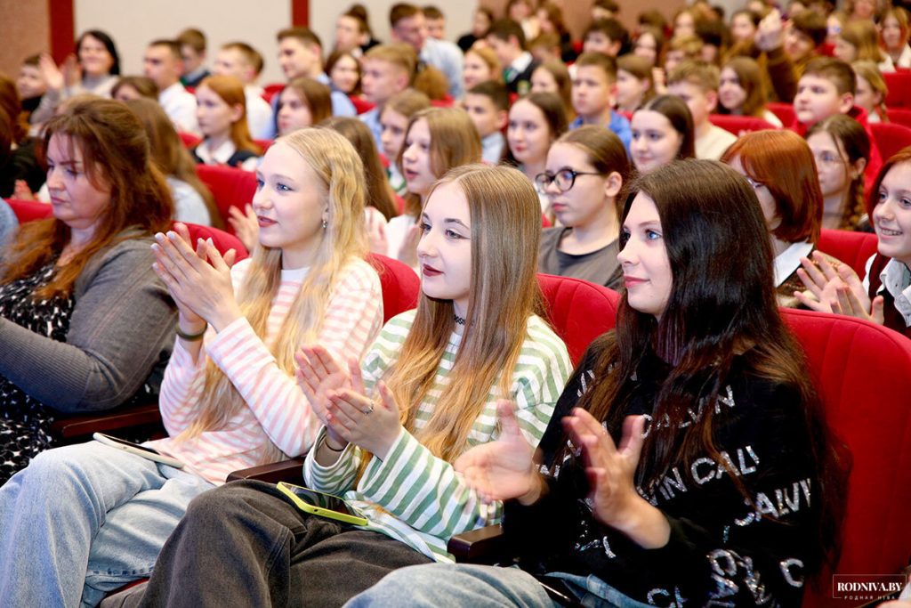 ФОТОФАКТ: Студенческий отряд «Сияние» дал концерт для климовчан