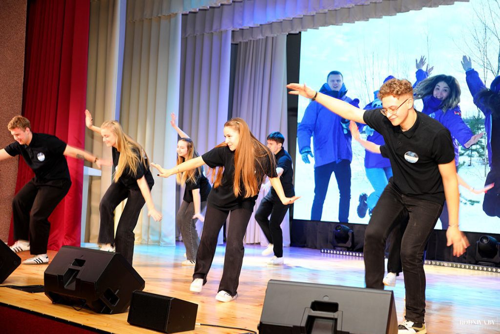 ФОТОФАКТ: Студенческий отряд «Сияние» дал концерт для климовчан