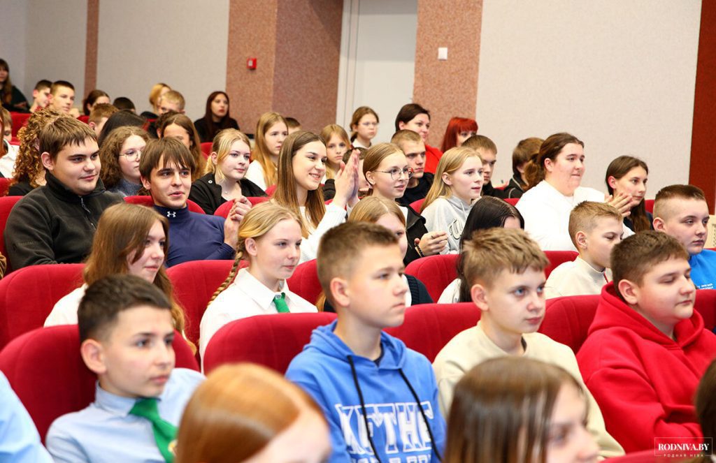 ФОТОФАКТ: Студенческий отряд «Сияние» дал концерт для климовчан