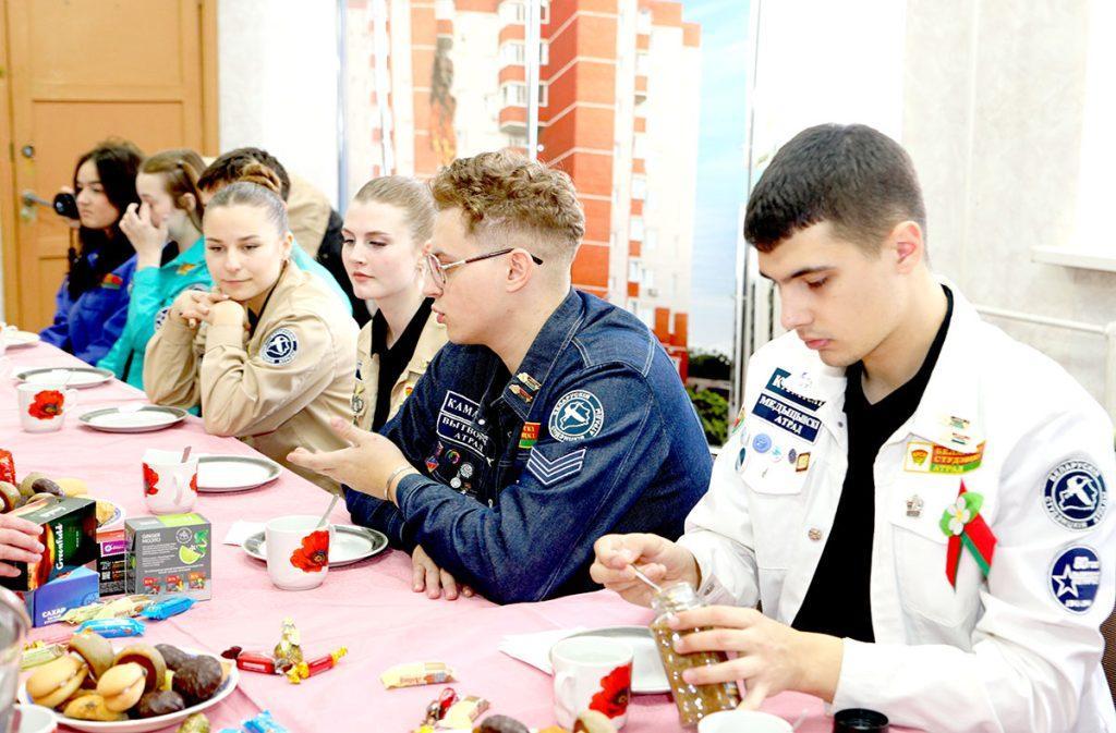 Председатель Климовичского райисполкома Виктор Пугач встретился с бойцами студенческого отряда «Сияние»