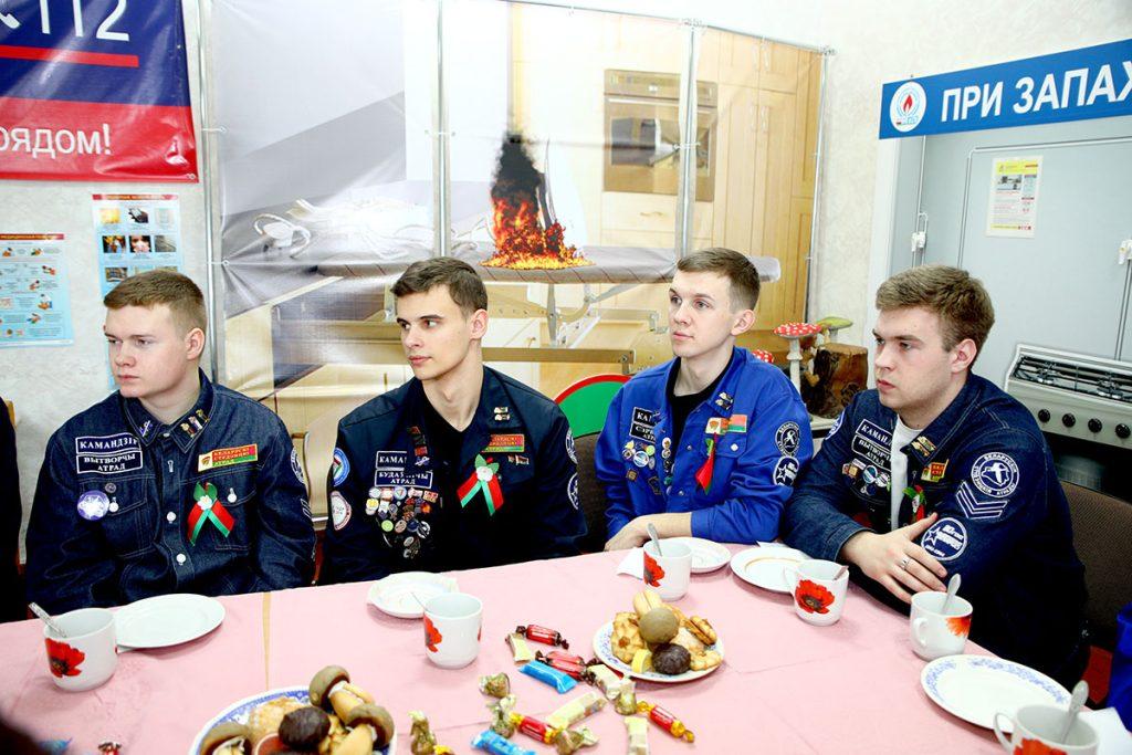 Председатель Климовичского райисполкома Виктор Пугач встретился с бойцами студенческого отряда «Сияние»
