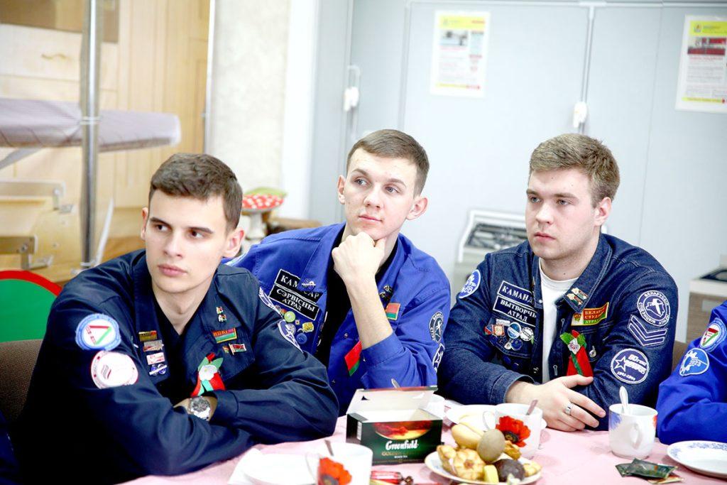 Председатель Климовичского райисполкома Виктор Пугач встретился с бойцами студенческого отряда «Сияние»