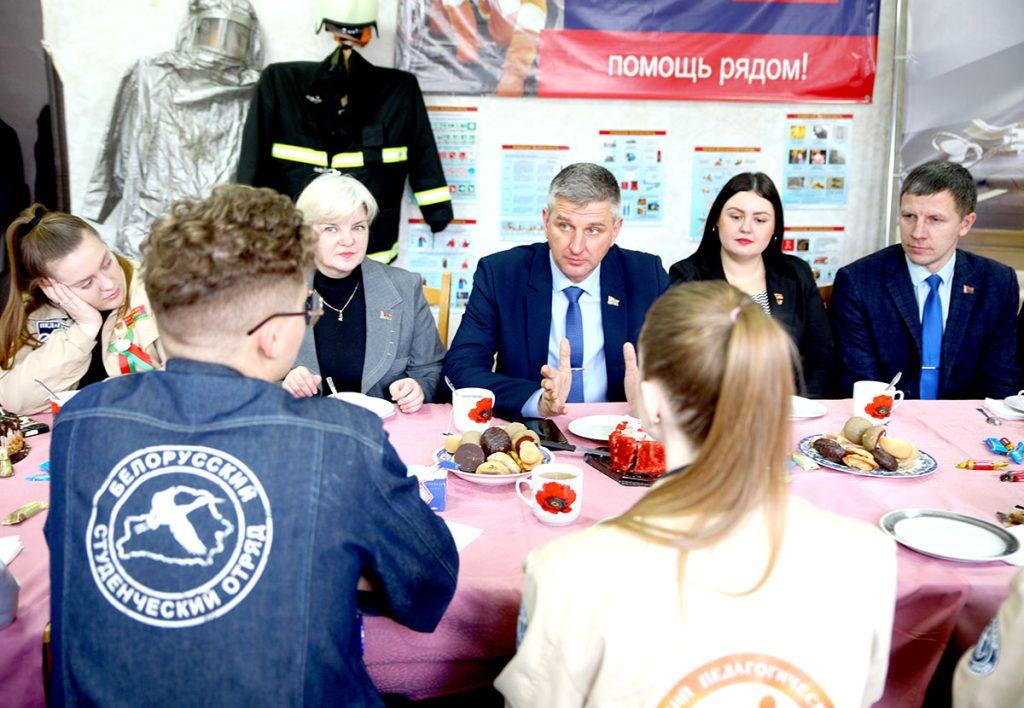 Председатель Климовичского райисполкома Виктор Пугач встретился с бойцами студенческого отряда «Сияние»