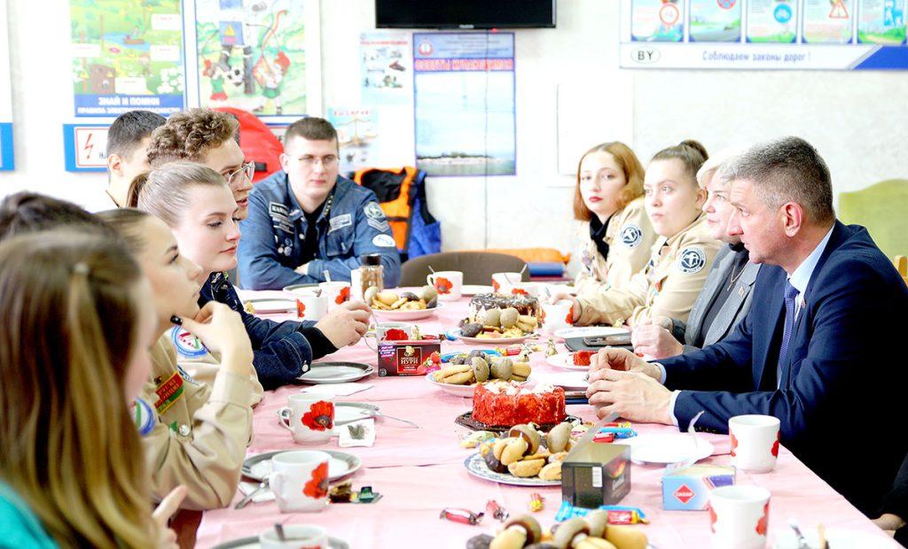 Председатель Климовичского райисполкома Виктор Пугач встретился с бойцами студенческого отряда «Сияние»