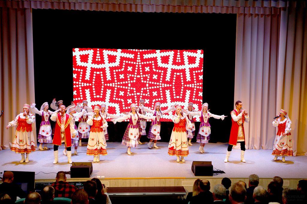 В Климовичах наградили победителей ежегодного соревнования по социально-экономическому развитию района за 2024 год