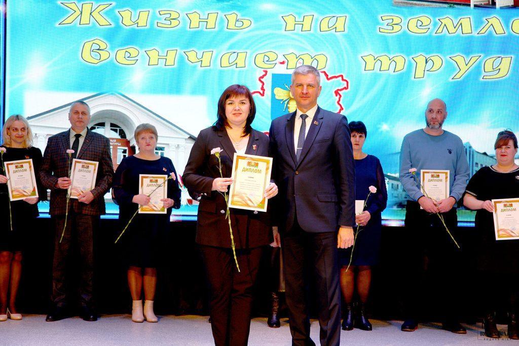 В Климовичах наградили победителей ежегодного соревнования по социально-экономическому развитию района за 2024 год